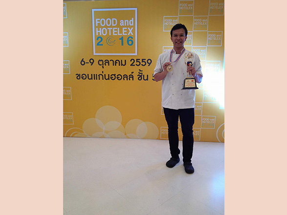 2016年10月   Thailand`s junior Chef Championship Food and Hotelex 2016 (タイ王国・コーンケン)  Live部門（個人戦）金メダル　Champion Winnerトロフイー受賞 銀メダル